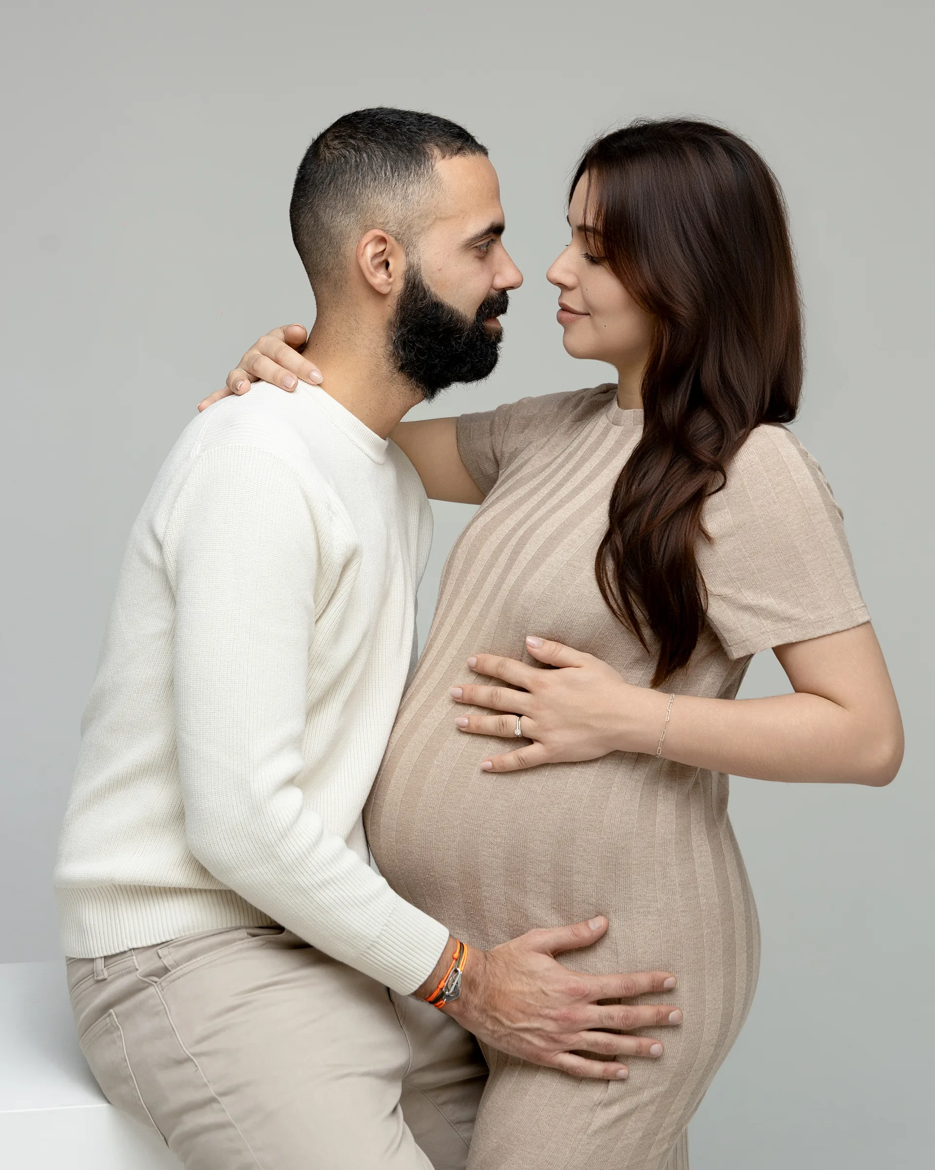 Futurs parents tendrement enlacés, séance grossesse en studio dans les Yvelines