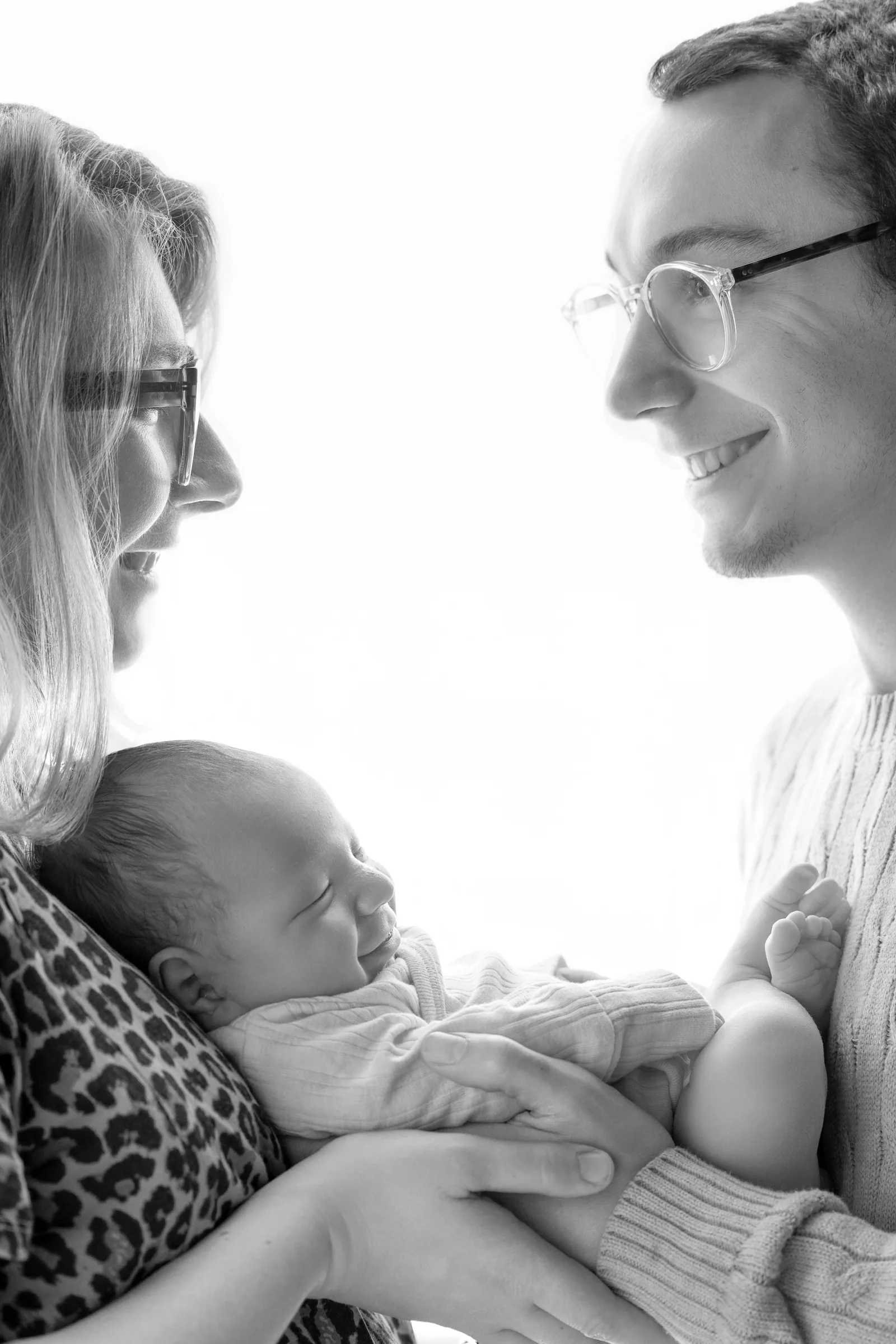 Parents et leur nouveau-né, séance naissance en noir et blanc à Montesson