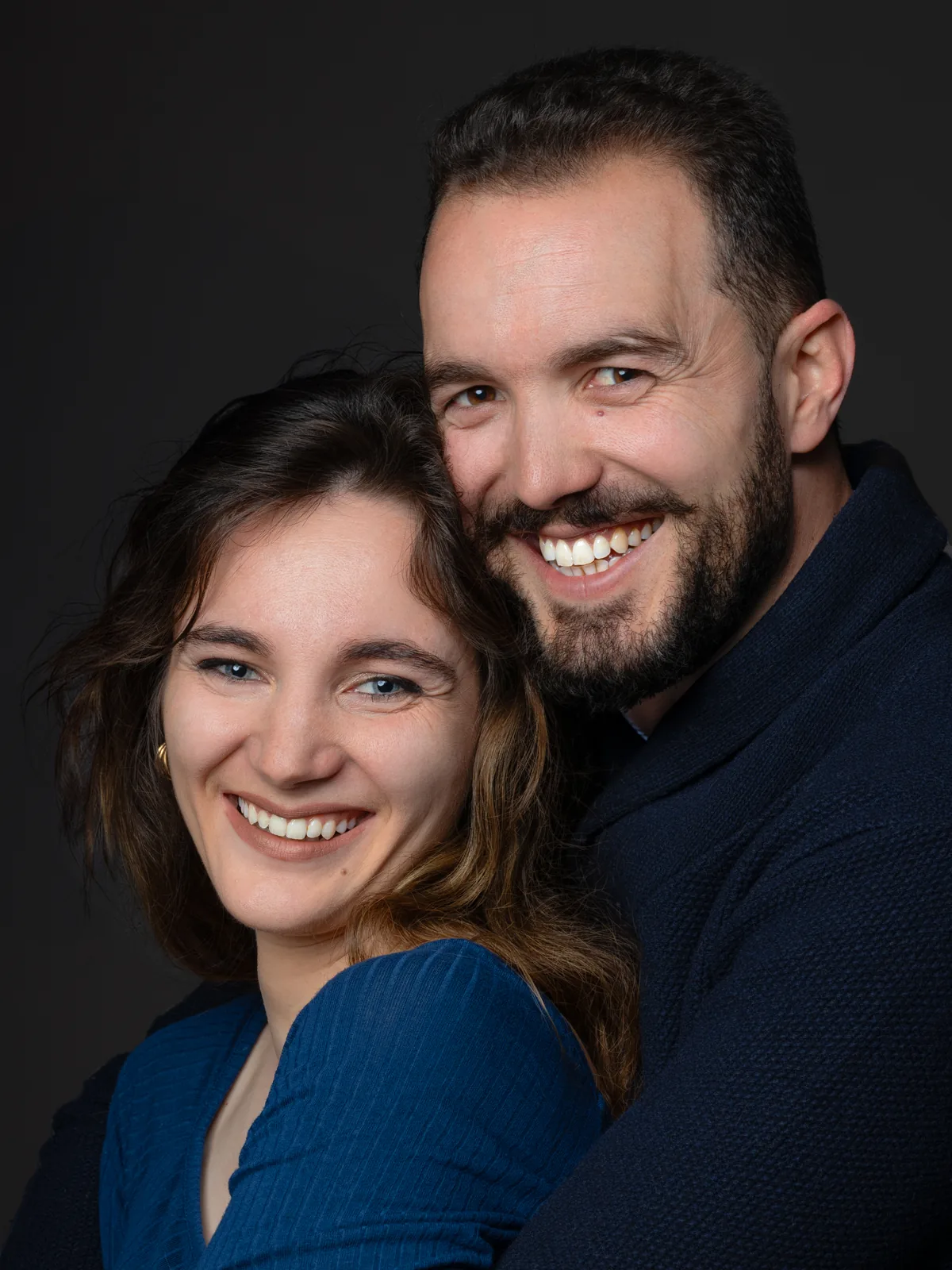 Couple qui rit, séance portrait duo en studio à Montesson, Yvelines