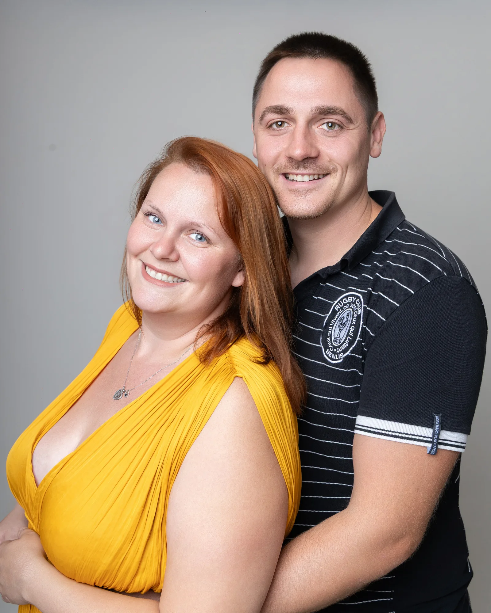 Portrait de couple complice en studio à Montesson, Yvelines