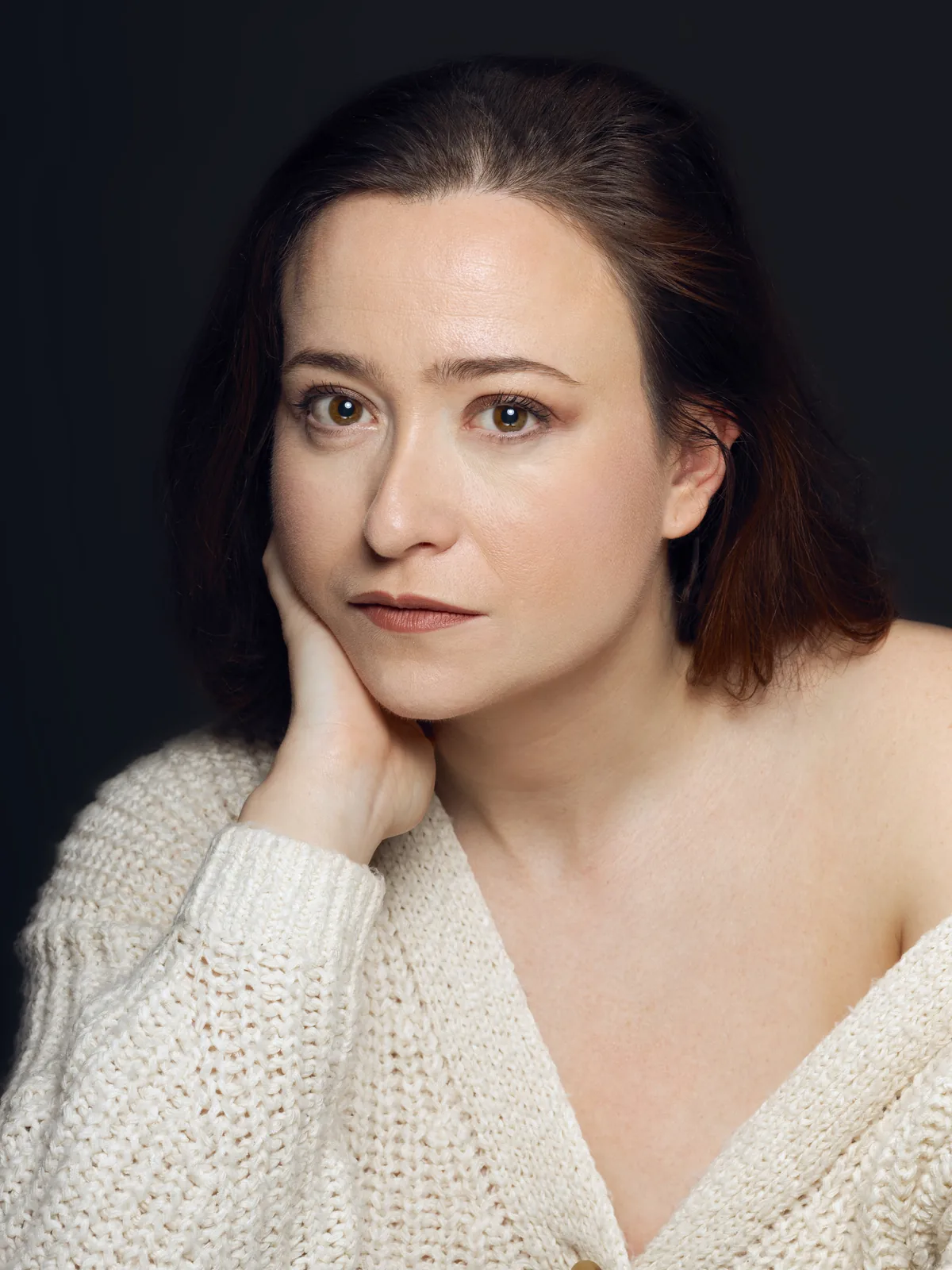 Portrait de femme en pull blanc, lumière douce, studio photo à Montesson